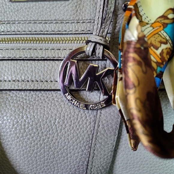 EUC Michael Kors Gray Gilmore - Picture 3 of 9